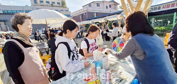▲지난 14일 도시재생 성과 나눔 행사에서 학생들이 체험프로그램에 참여하고 있다.