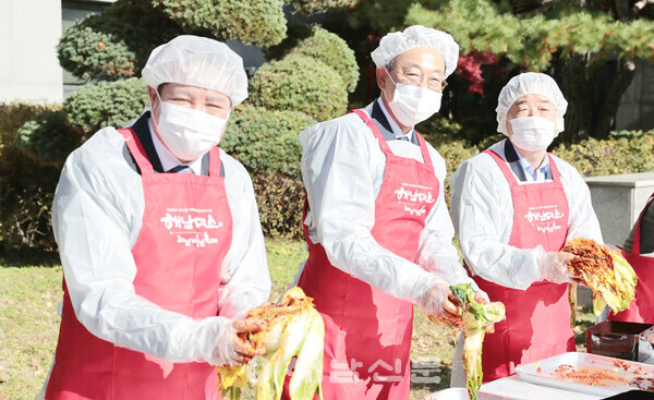 ▲지난 14일 안양시청에서 해남배추 홍보를 위한 사랑의 김장김치 나눔행사가 열렸다.