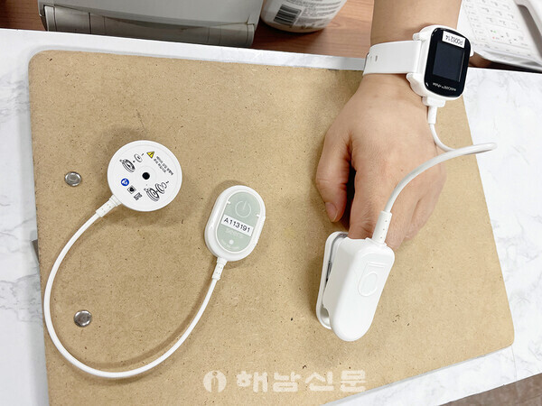 ▲해남종합병원이 AI 스마트 병동을 도입, 환자의 활력징후를 24시간 모니터링 하고 있다. 사진은 산소포화도 등을 24시간 측정하는 펄스옥시미터와 심전계 등.(2)
