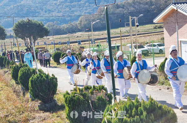 ▲풍악패가 앞장서며 주민들이 솟대거리를 걷고 있다.
