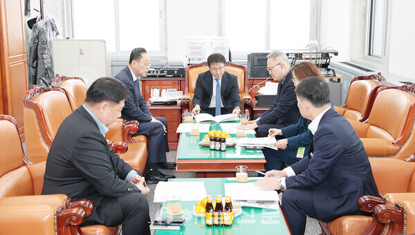 ▲명현관 군수 등 공직자들이 한병도 국회 예결위원장과 만나 현안사업 반영을 요청했다.