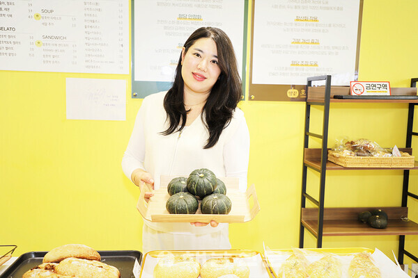 ▲조미진 대표가 직접 생산한 밤호박을 선보이고 있다.