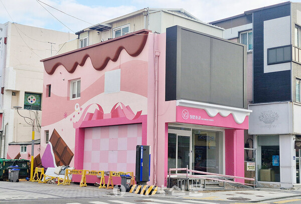 ▲해남 초콜릿 거리 거점공간인 ‘달끝초코’가 조성되고 있다.