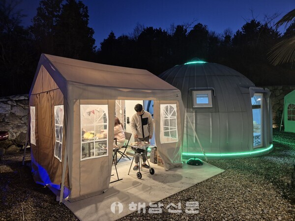 ▲지난 17일 저녁 휴정원글램핑을 찾은 가족들이 바비큐를 즐겼다.