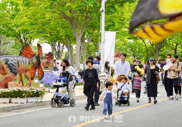 ▲올해 해남공룡대축제에 15만4000여 명이 찾으며 문전성시를 이뤘다. 축제 방문객들이 움직이는 공룡 조형물 옆을 지나가고 있다.